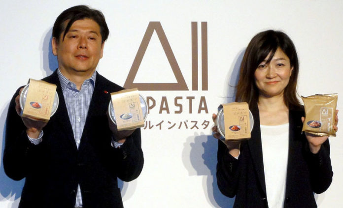 藤野誠部長㊧と佐藤真有美ブランドマネージャー（日清食品）