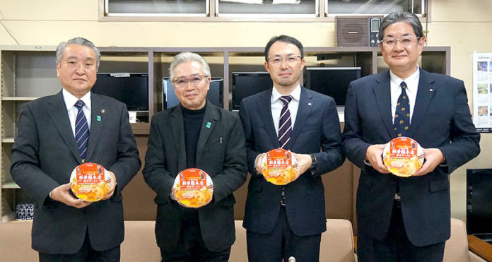 （左から）野武則田市長（釜石市）、明星・松川賢一氏、店主の西条優度氏（新華園本店）、真田育則支店長（明星食品）