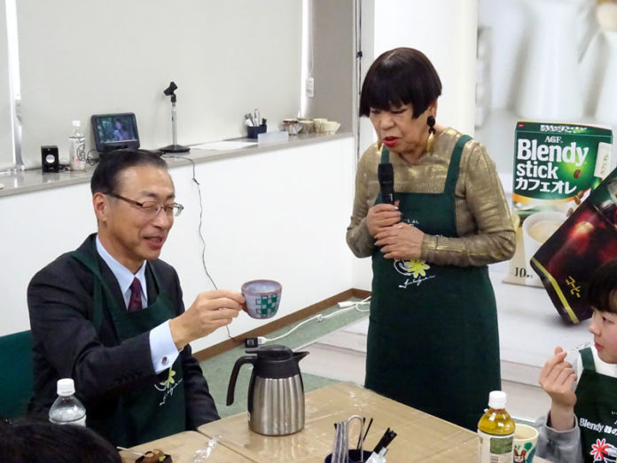 コシノジュンコさんに披露する品田英明社長（味の素ＡＧＦ）