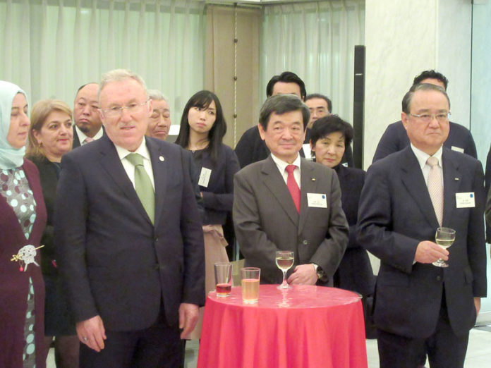 （前列左から）ハサン・ムラゥト・メルジャン駐日トルコ大使、小林栄三会長、釜和明副会長（日本・トルコ協会）