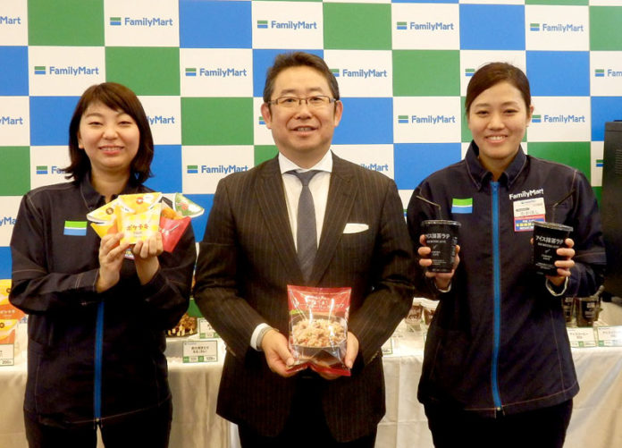 佐藤英成商品・物流・品質管理本部長（中央）（ファミリーマート）