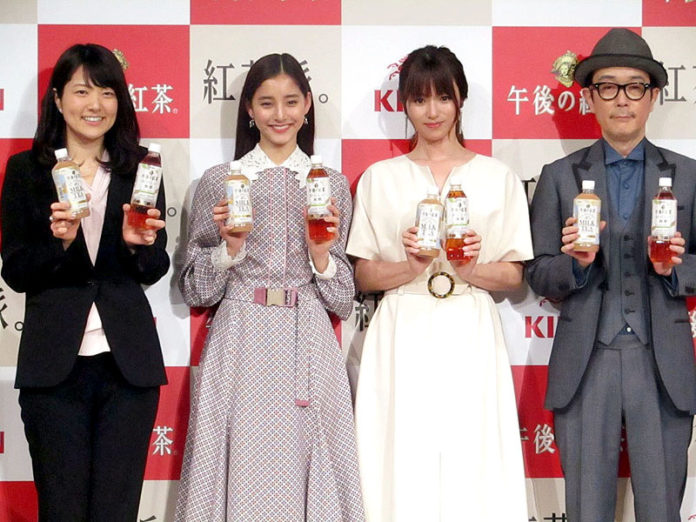 新ＣＭ5本を順次放映へ。（左から）キリンビバレッジの加藤麻里子部長代理、CMに出演する新木優子さん、深田恭子さん、リリー・フランキーさん