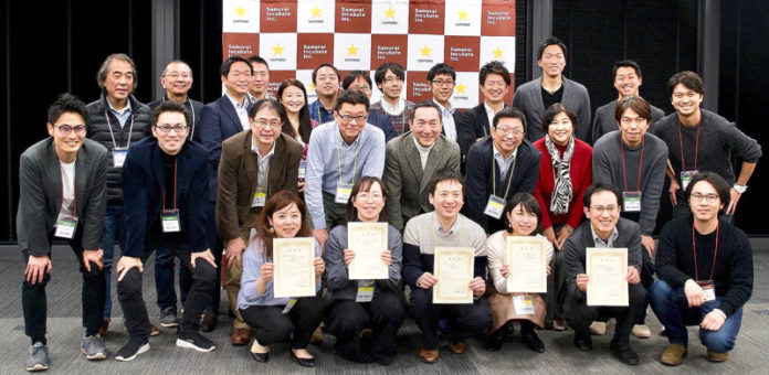 プランニングを行う５チームとサッポロＨＤの尾賀真城社長(2列目左から5人目)