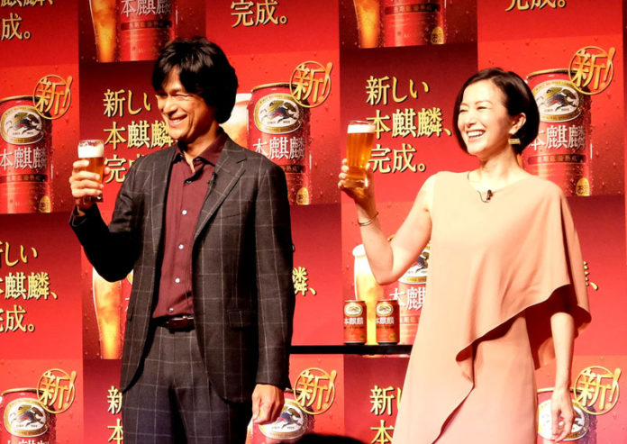 江口洋介さん㊧と鈴木京香さん（「本麒麟」）