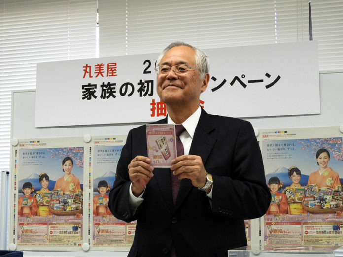 抽選する阿部豊太郎社長（丸美屋食品）