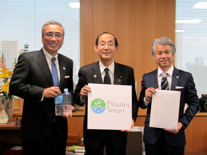 （左から）アサヒ飲料・岸上克彦社長、原田義昭環境大臣、はるやまＨＤ・治山正史社長
