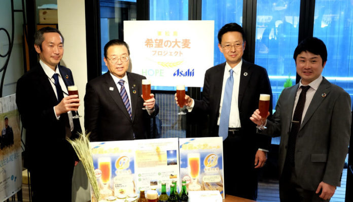 （左から）東松島みらいとし機構・大村道明代表理事、渥美巖市長（東松島市）、加賀美昇アサヒグループＨＤ取締役、三井茂史氏（アサヒグループ）