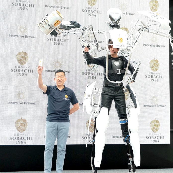 乾杯する髙島英也社長㊧（サッポロビール）と廣井健人社長（スケルトニクス）