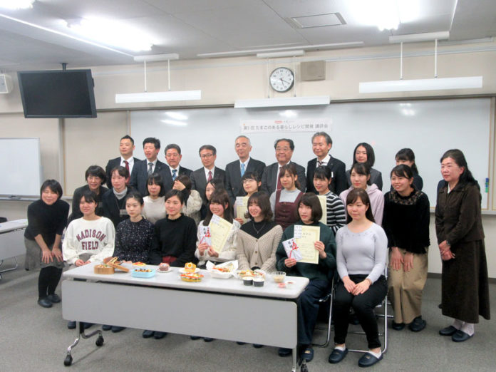 レシピを開発した東京家政大学の学生と審査員ら（第５回たまごのある暮らしレシピ開発講評会）