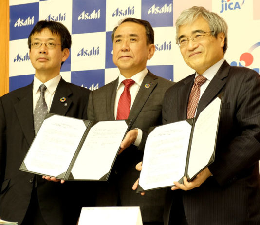 （左から）締結式に臨む御影佳孝社長、勝木敦志氏（アサヒバイオサイクル）、加藤宏理事（ＪＩＣＡ）