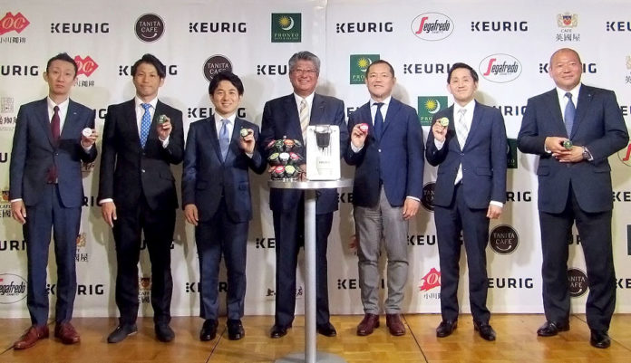 6つのカフェブランドが集結。中央はユニカフェの岩田斉社長