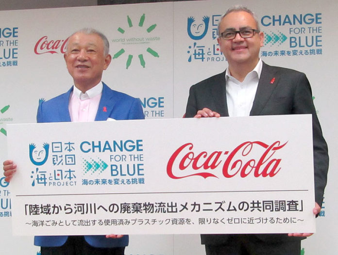 日本財団の笹川陽平会長㊧と日本コカ・コーラのホルヘ・ガルドゥニョ社長