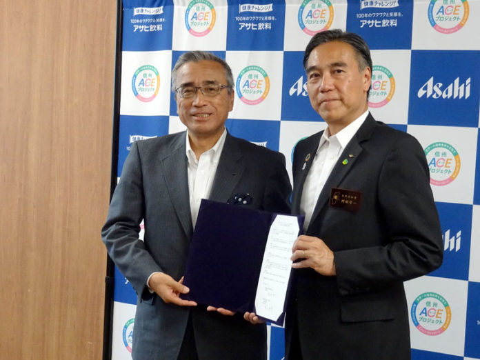 覚書を締結した岸上社長㊧（アサヒ飲料）と阿部守一知事（長野県）