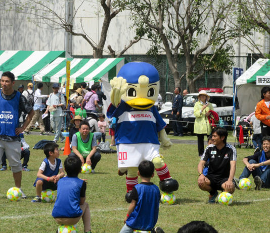 横浜Ｆ・マリノスのコーチによる親子ふれあいサッカー教室（日清オイリオ横浜磯子春まつり）