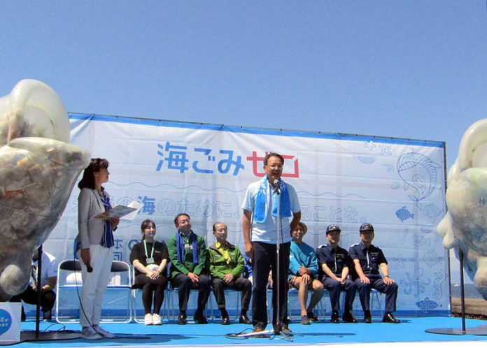 挨拶する全国清涼飲料連合会の堀口英樹会長
