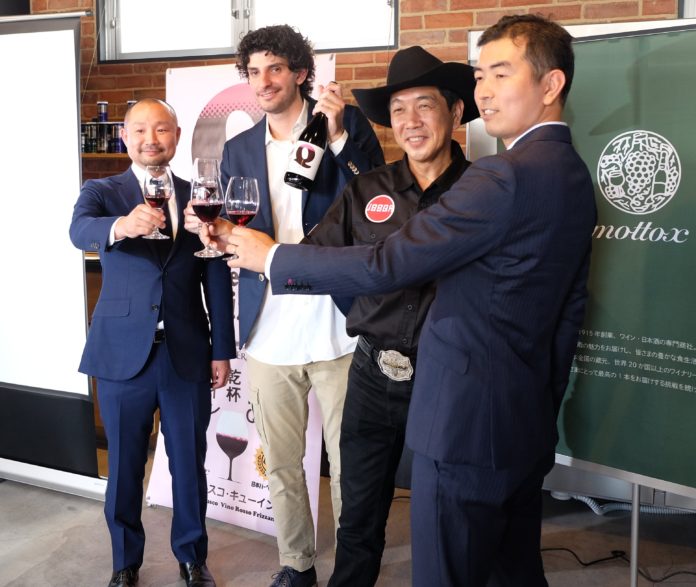 （左から）寺西太亮氏（モトックス）、アレッサンドロ・メディチ氏（メディチ・エルメーテ）、下城民夫氏（日本バーベキュー協会）、日向啓介氏（モトックス）