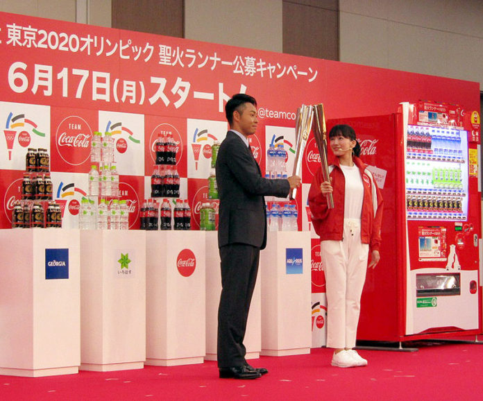 コカ・コーラ・チーフ・オリンピック担当オフィサーの北島康介さん㊧とアンバサダーの綾瀬はるかさん