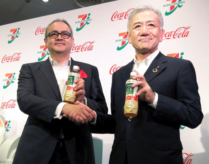 ホルヘ・ガルドゥニョ氏㊧（日本コカ・コーラ）と井阪隆一氏（セブン＆アイホールディングス）