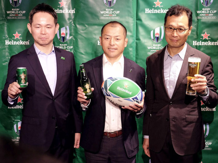 （左から）ハイネケン・キリン松崎浩樹営業部長、広瀬氏、ＲＷＣ2019組織委員会宮田庄悟チケッティング・マーケティング局長