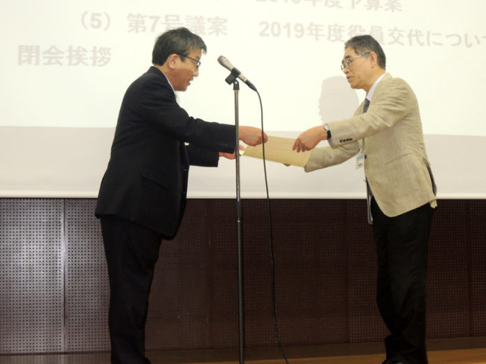 表彰式で斎藤恭一前会長㊧（日本海水学会）と九州大学後藤雅宏氏