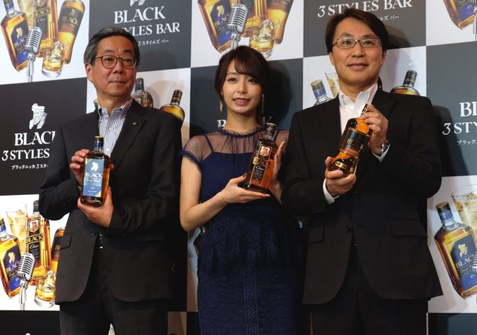（左から）佐久間正チーフブレンダ―（ニッカウヰスキー）、宇垣美里さん、松山一雄本部長（アサヒビール）