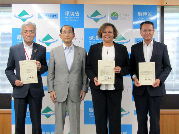 ６月１７日、環境省で開催されたＣＥチャレンジ発足式。（左から）セブン＆アイＨＤの井阪隆一社長、原田義昭環境大臣、Ａｐｐｌｅのリサ・ジャクソン副社長、全清飲の堀口英樹会長