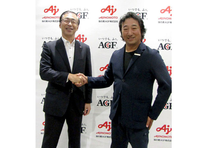 ローカルロースターに着目しアトリエ・モリヒコと協業。発表会で品田英明社長㊧（味の素ＡＧＦ）とアトリエ・モリヒコの市川草介代表取締役