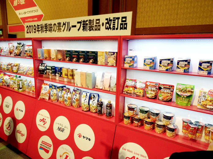 展示会場入口にはグループ各社の新製品・改訂品を展示（味の素グループ 秋季新製品展示会）