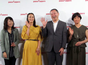 (左から)上原万里子教授(東京農業大学)、加藤ローサさん、大槻洋揮執行役員(ポッカサッポロフード&ビバレッジ)、作家の阿古真理氏