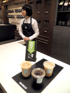 来店時にはすでに注文品を用意(スターバックス)