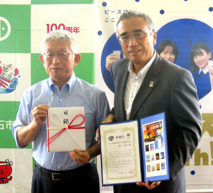 泉房穂明石市長㊧とアサヒ飲料岸上克彦社長