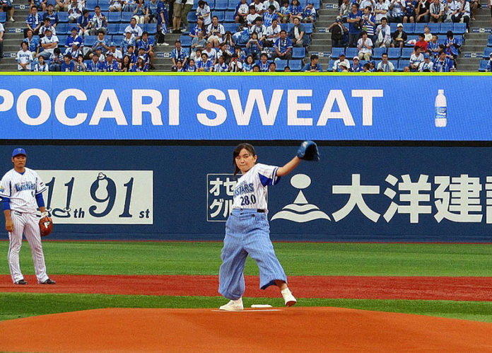 始球式を行った鈴木梨央さん（熱中症対策Ｄａｙ ｓｕｐｐｏｒｔｅｄ ｂｙ ポカリスエットアイススラリー）