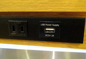 USB給電とコンセントを店内に多数配置