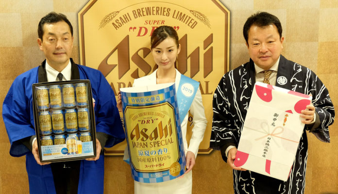 イベントで登壇した（左から）倉地俊典本部長、アサヒビールイメージガール鈴木望さん、牧野伸喜三越日本橋店長