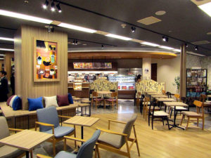 「カフェ・ド・クリエ サンシャイン通り店」内観