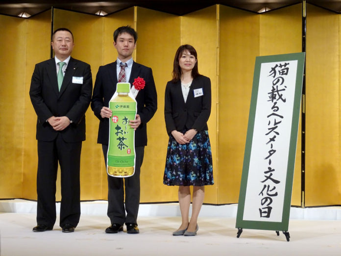 表彰式で（左から）本庄大介社長、田中龍太さん、伊藤明子室長（第３０回「お～いお茶　新俳句大賞」）
