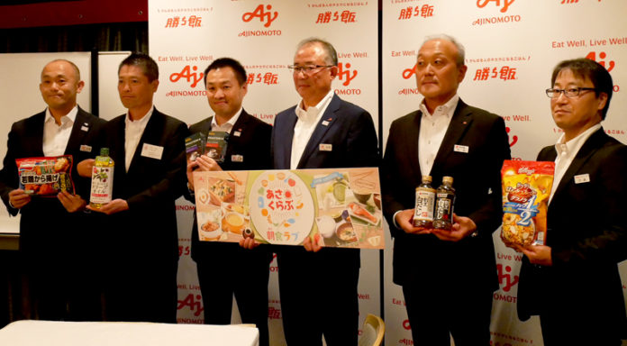 田原貴之支社長（右から３人目）とグループ各社の代表（味の素）