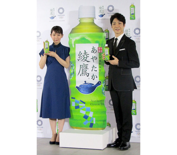 ６月２６日の発表会で吉岡里穂さん㊧と野村萬斎さん（コカ・コーラシステム）