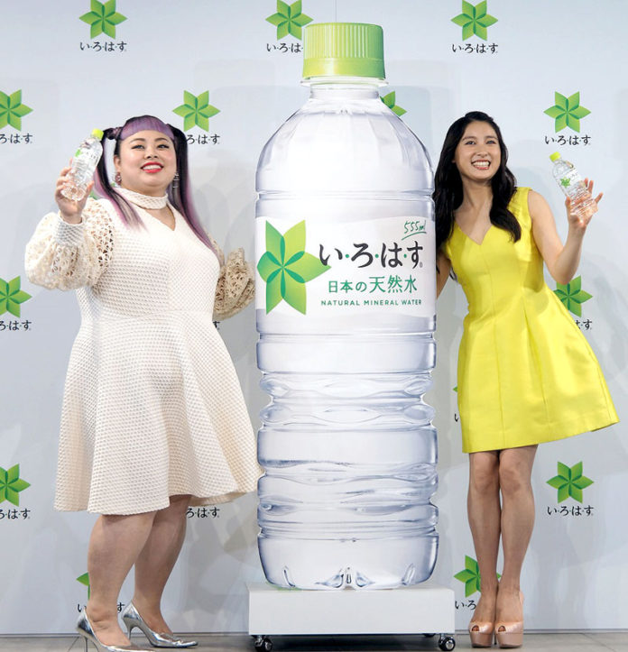 ＣＭに出演する渡辺直美さん㊧と土屋太鳳さん（い・ろ・は・す 天然水）