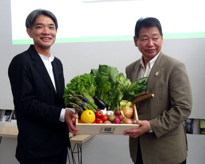売れ残った野菜を示す水代優ＴＧＭＰ理事㊧と高橋浜町連合会会長