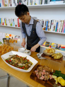 売れ残った野菜を調理(浜町マルシェ)