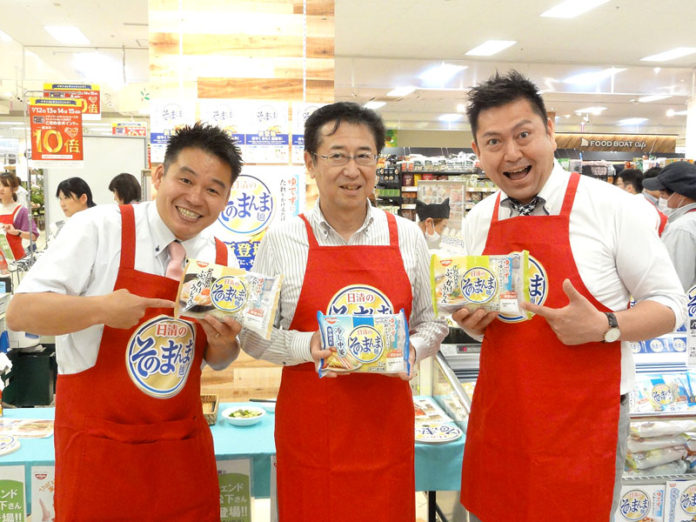 （左から）レジェンド松下さん、伊地知稔彦社長（日清食品チルド）、ボス水野さん