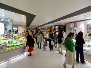 千葉の名産品を販売する名店が並ぶ食料品エリア