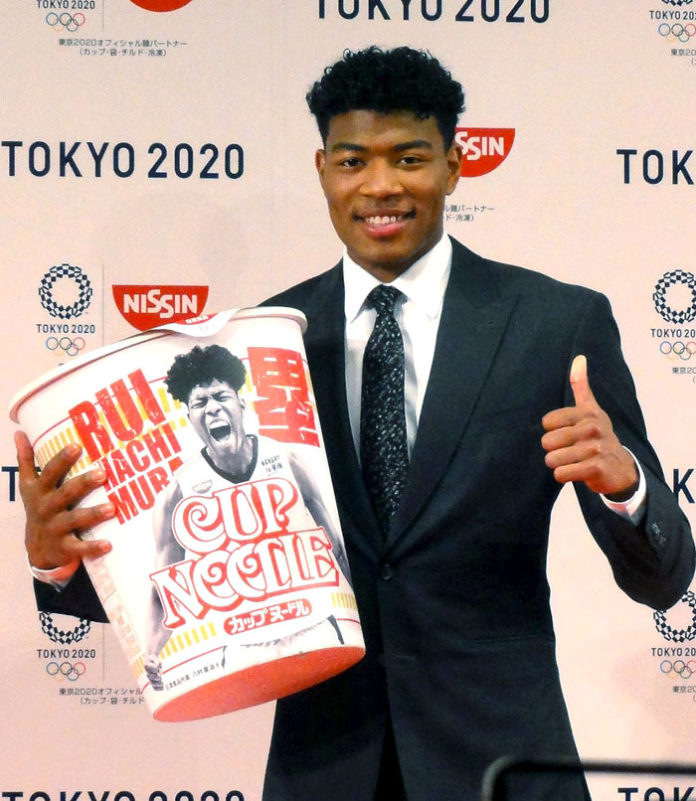 「ＨＵＮＧＲＹ ＴＯ ＷＩＮ！」と笑顔をみせる八村塁選手（ＮＢＡワシントン・ウィザーズ／日清食品ホールディングス）