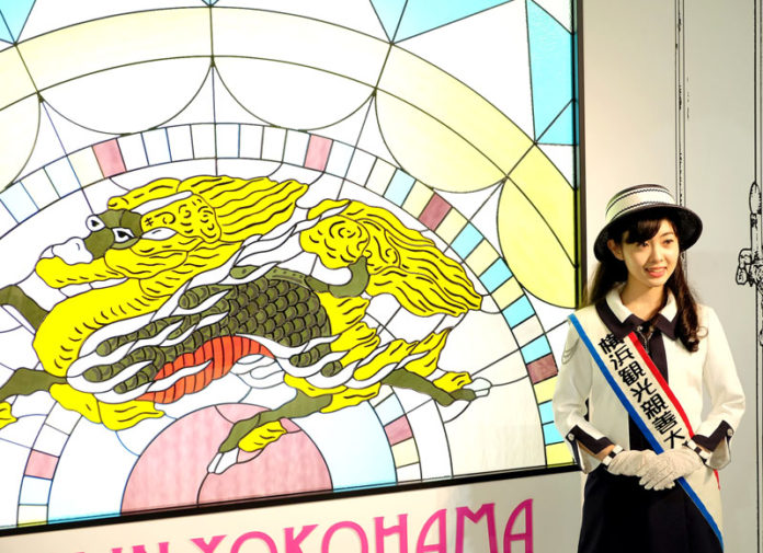 聖獣麒麟と横浜観光親善大使の渡部結郁子さん（＃カンパイ展 ２０１９―Ｗｉｓｈ Ｙｏｕ Ｇｏｏｄ Ｌｕｃｋ！／キリンホールディングス）