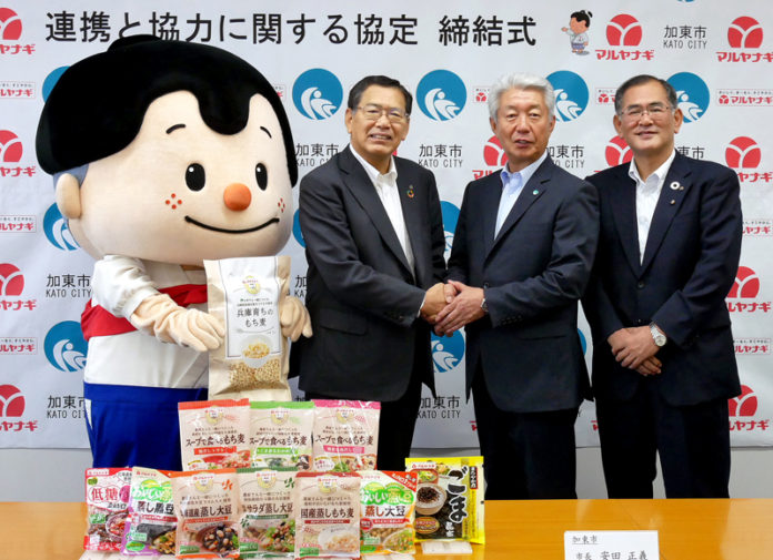 （左から）柳本一郎社長（マルヤナギ小倉屋）、安田正義市長（加東市）、柳本勇治副社長（マルヤナギ小倉屋）