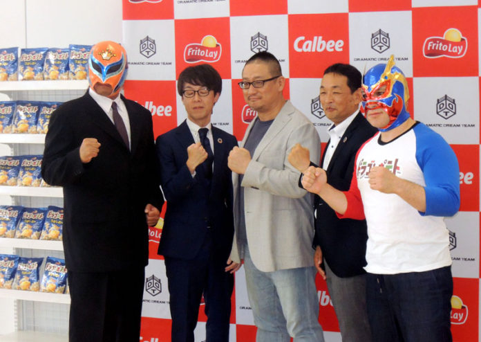 （左から）覆面レスラーと松本知之氏（カルビー）、高木三四郎氏（ＤＤＴプロレスリング）、岩崎直哉氏（ジャパンフリトレー））