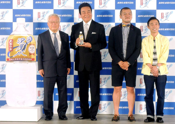 （左から）池上良成社長（赤穂化成）、高橋英樹さん、カミナリの２人