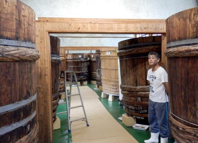蔵見学では仕込み桶の中も覗かせてもらえる（足助仕込蔵／日東醸造地元交流イベント）