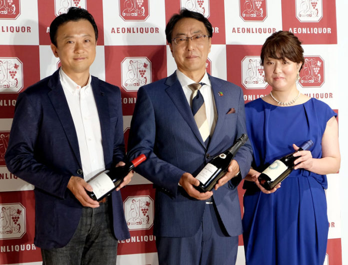 （左から）加藤修一氏、神戸一明社長、藤井香乃ブランディングマネージャー（イオンリカー）